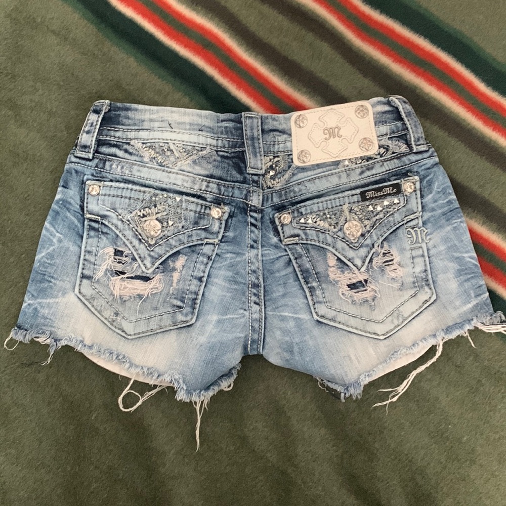 Miss Me jean shorts with embroidered pockets!! Gorgeous details!